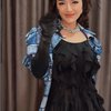 7 Potret Siti Badriah Tampil dengan Gaya Old Fashion, Cantiknya Berlipat-Lipat