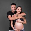 Pamer Baby Bump yang Makin Besar, Laura Theux Tampil Menawan saat Maternity Shoot bareng Suami
