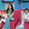 Gak Rewel, Felicya Angelista Bagikan Potret Anak-Anaknya Pertama Kali Syuting di Stasiun TV - Kompak Pakai Baju Pink! 