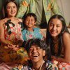 8 Hasil Pemotretan Keluarga Dwi Sasono dan Widi Mulia di Rumah, Kompak Pakai Batik!