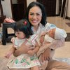Punya Cucu yang Cantik dan Gemas, Ini 7 Potret Kris Dayanti Momong Ameena dan Baby Azurra
