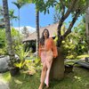 Potret Anggun Raisa Pakai Dress Orange, Cantiknya Effortless Banget