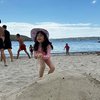 7 Potret Acha Septriasa dan Keluarga Main di Pantai, Tetap Enjoy Meski Panas-panasan