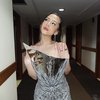 8 Potret Penampilan Adhisty Zara di Gala Premiere Film Munkar, Pesonanya Terpancar!