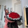 Baru Gugat Cerai Suami, Begini Momen Ria Ricis Tetap Happy Pamer Buket Bunga Mawar Ukuran Besar
