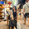 Potret Faradilla Yoshi Liburan ke Thailand, Vibesnya Kayak ABG Lagi Jalan-jalan!