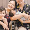 Dua Anaknya Sering Disebut Bule Jawa, Ini Potret Keluarga Nella Kharisma yang Good Looking Semua!