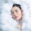 9 Potret Photoshoot Terbaru Rachel Vennya, Tampil Flawless Serba Putih Bak Putri Salju