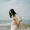 Vibes-nya Aeshetic Banget, Ini Potret Maternity Shoot Pamela Bowie Bareng Suami di Pantai Bali