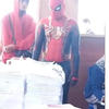 Pede Pakai Kostum Superhero, Ini Potret Neyeleneh Warga +62 saat Nyoblos di TPS