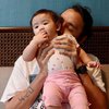 10 Potret Penyanyi Ello saat Momong Anak, Ayah Idaman Banget nih!