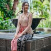 10 Potret Anya Geraldine Tampil dengan Kebaya Bak Gadis Bali, Aura Kalemnya Terpancar!