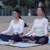 Duo Panutan Gaya Hidup Sehat, Ini Potret Dian Sastro dan Jennifer Bachdim saat Yoga Bareng di Pantai