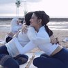 Duo Panutan Gaya Hidup Sehat, Ini Potret Dian Sastro dan Jennifer Bachdim saat Yoga Bareng di Pantai
