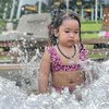 10 Potret Xarena Anak Siti Badriah Main Air Pakai Baju Renang, Gemoy Maksimal!
