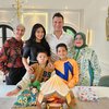 Potret Titi Kamal Beri Kejutan Ulang Tahun ke-43 untuk Chrisian Sugiono, Sekeluarga Kompak!