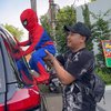7 Potret Gemas Cipung saat Cosplay Jadi Spiderman, Sampai Manjat Mobil Segala Tuh!