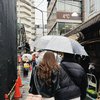 Potret Aaliyah Massaid dan Thariq Halilintar Liburan ke Jepang, Momen Hujan-Hujanan Bareng Sweet Abis!