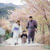 Wajah Baby Gin Makin Ganteng, Ini Potret Gilang Dirga Ajak Anak dan Istri Liburan ke Jepang