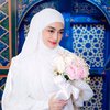 10 Potret Celine Evangelista yang Cantik Berhijab, Udah Fix Mualaf?