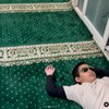 Potret Adam Anak Teuku Wisnu dan Shireen Sungkar saat Ketiduran di Masjid Usai Ikut Sholat Subuh Berjamaah