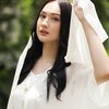 Deretan Potret Laura Moane Pakai Dress Kaftan Putih, Cantik bak Bidadari Jatuh dari Langit