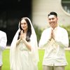 Deretan Potret Laura Moane Pakai Dress Kaftan Putih, Cantik bak Bidadari Jatuh dari Langit