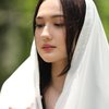 Deretan Potret Laura Moane Pakai Dress Kaftan Putih, Cantik bak Bidadari Jatuh dari Langit