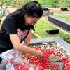 Momen Nikita Mirzani Nangis Sesenggukan di Makam Orang Tua, Nyeseknya Sampai ke Netizen