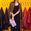 10 Potret Luna Maya Pakai Dress Hitam di Acara COACH, Disebut Mirip Angelina Jolie!