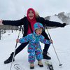 Seru-Seruan Bareng Mami Rieta, Ini Potret Cipung Main Ski di Jepang