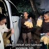 Potret Nikita Mirzani Borong Jualan Bocah Pedagang Keripik Sampai Bayari Uang Kontrakan