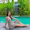 Pamer Kulit Mulus dan Body Goals di Pinggir Kolam, Ini Potret Amanda Caesa saat Nikmati Liburan di Bali