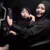 Potret Atta-Aurel Kompak Ajak Ameena Tarawih Perdana, Gemes Tetep Nemplok ke Papanya