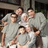 8 Potret Keluarga Fuji saat Jadi Model Busana Muslim, Semuanya Pada Pinter Pose di Depan Kamera