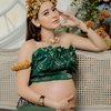 Potret Maternity Shoot Laura Theux, Pamer Baby Bump Pakai Baju Adat Bali