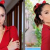 Potret Cinta Laura Tampil Serba Merah dengan Pita di Rambut, Visualnya Beneran Mirip Boneka!