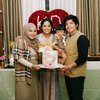 8 Foto Aurel Hermansyah di Ulang Tahun Kris Dayanti, Beri Kado Jam Tangan Mewah untuk Sang Ibu