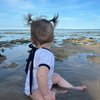 8 Foto Gemas Baby Kamari saat Diajak Main ke Pantai, Asyik Mainan Pasir dan Air Nih!