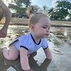 8 Foto Gemas Baby Kamari saat Diajak Main ke Pantai, Asyik Mainan Pasir dan Air Nih!
