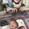 8 Foto Rosa Meldianti Melahirkan Anak Pertama Ditemani Dewi Perssik, Baby-nya Gemoy Banget!