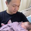 8 Foto Rosa Meldianti Melahirkan Anak Pertama Ditemani Dewi Perssik, Baby-nya Gemoy Banget!