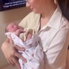 7 Foto Asmirandah Jenguk Jessica Mila Usai Lahiran, Pas Gendong Bayi Jadi Kepengen Punya Anak Lagi Nih!