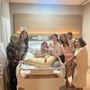 7 Foto Asmirandah Jenguk Jessica Mila Usai Lahiran, Pas Gendong Bayi Jadi Kepengen Punya Anak Lagi Nih!