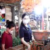 Ramah ke Pembeli dan Penggemar, Ini Deretan Foto Arumi Bachsin Ajak Anak dan Suami Belanja Kebutuhan di Pasar Tradisional