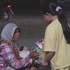 7 Foto Arsy Hermansyah Bagi-bagi Hampers di Jalan Jelang Lebaran, Kecil-kecil Sudah jadi Panutan