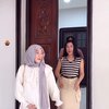 10 Foto Larissa Chou Jalan-jalan dengan Sang Ibu yang Beda Agama, Shopping Hijab Bareng