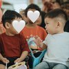 Foto Nikita Willy dan Indra Priawan Kompak Ajak Issa Berbagi dengan Anak Panti, Tanamkan Rasa Peduli Sejak Dini