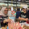 Tampil Sederhana, Ini 8 Foto Ussy Sulistiawaty Belanja ke Pasar Bareng Ibu Mertua
