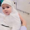 Pipi Chubby dan Wajah Cantik saat Pakai Hijab Bikin Gemas, Ini Foto Baby Azura saat Ikut Umrah di Makkah